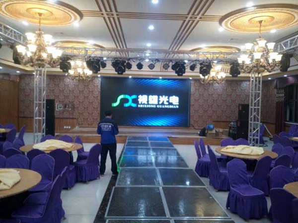 石家莊市藁城區(qū)喜事匯宴會(huì)廳2樓15㎡P4全彩舞臺(tái)背景顯示屏